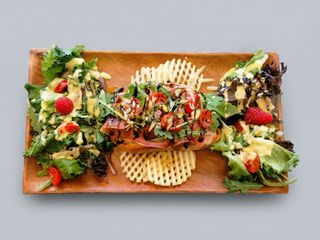 Brucheta de Presunto com Queijo Brie e Compota de Frutos Vermelhos