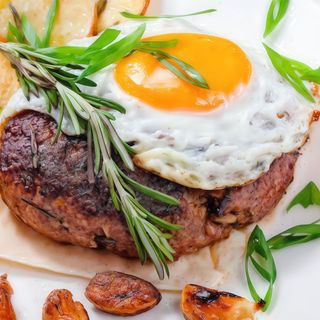 Hambúrguer em Prato