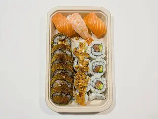SS11. 18 peças Sushi quente,Nigiris e Califórnia 