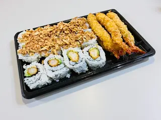 SS15. 12 peças uramaki de gambas panadas e Cebola Frita e 6 camarão Panada
