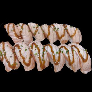 A49-Nigiri salmão braseado