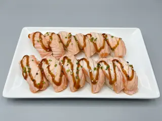 A49-Nigiri salmão braseado