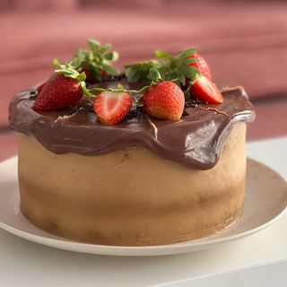 Fatia de Bolo de Doce de Leite e Brigadeiro