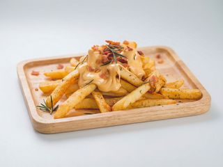 Batatas Fritas com Molho de Francesinha Queijo e Bacon