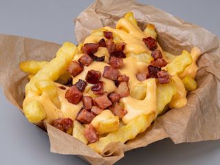 Batata Frita com Queijo Cheddar e Bacon