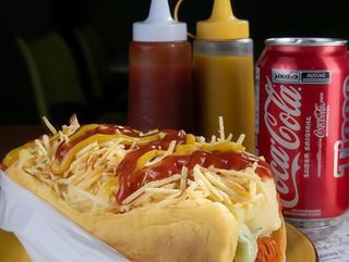 Menu Cachorro com ingredientes à escolha com bebida em lata