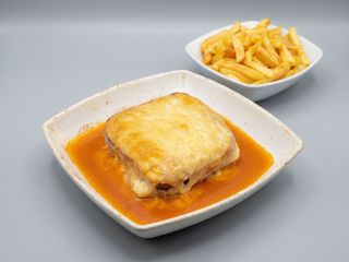 Francesinha com Febra de Porco acompanhada com Batatas Fritas 