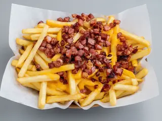 Batata Frita com Cheddar e Bacon