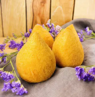 Coxinha de Frango com Queijo Catupiry