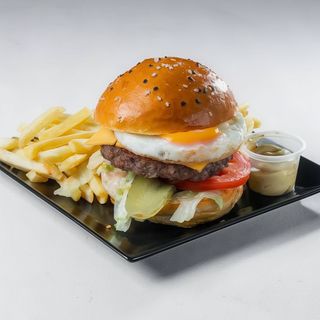 Hambúrguer com Queijo e Ovo