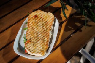 Tosta de Queijo de Cabra com Doce de Frutos Silvestres