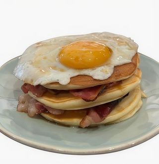 Panquecas com Bacon, Ovo Estrelado e Maple Syrup