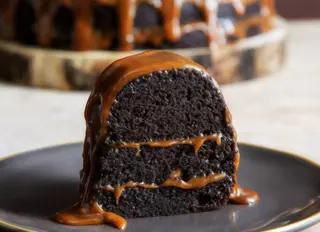 Fatia Bolo de Chocolate e Caramelo Salgado