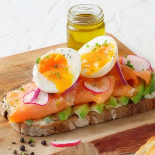 Tosta de Salmão, Abacate e Ovo