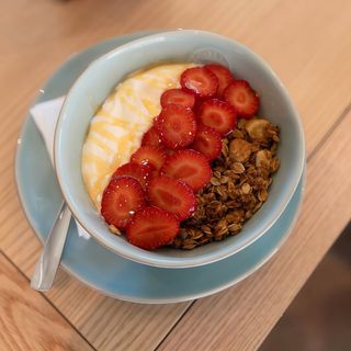 Iogurte com Granola, Morango e Mel