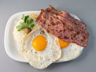 Ovos com presunto, arroz e batata