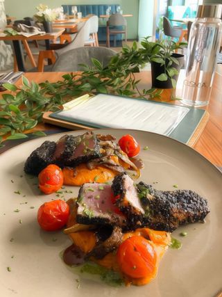 Atum fresco braseado (mal passado), puré de batata doce e laranja siciliana