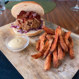 MENU PRATO + BEBIDA - PULLED PORK BRIOCHE, COLESLAW, MOLHO BBQ, PICKLE PEPINO, FRITAS