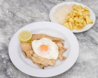 BIFINHOS DE FRANGO GRELHADOS COM ARROZ E SALADA