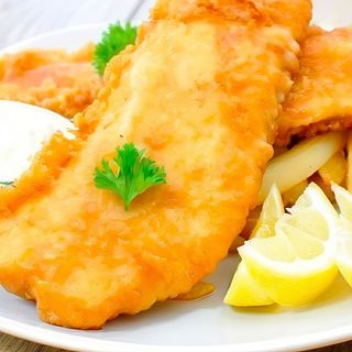 FILETES DE PESCADA COM ARROZ E SALADA