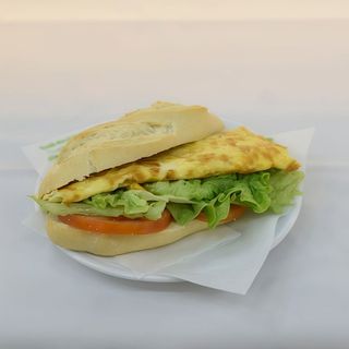 SANDES DE OMELETE COM ALFACE E TOMATE