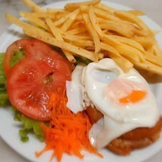 Hambúrguer com Ovo, Batatas Fritas e Salada