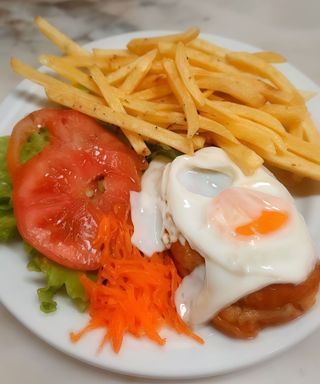 Alheira com Ovo, Batatas Fritas e Salada