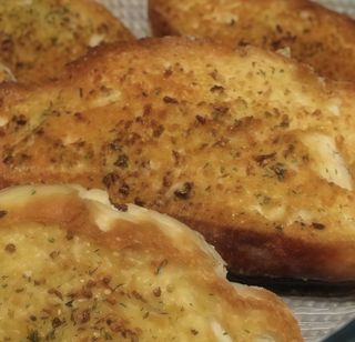 Cesto de Pão Torrado com Manteiga