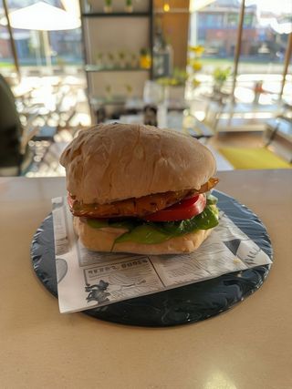 SANDES DE PANADO DE FRANGO COM ALFACE E TOMATE