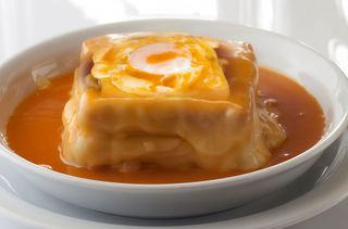Francesinha Picante com Ovo