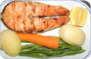 Salmão Grelhado com Batata Cozida e Legumes