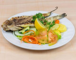 Robalo Grelhada c/ Legumes e Salada 