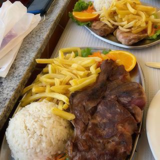 Costeleta de vitela Grelhada com batata frita e salada