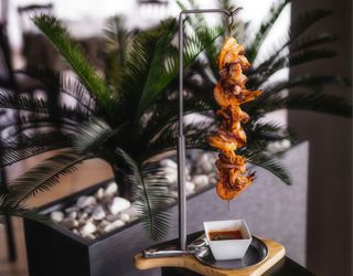 Espetada de Lulas com Camarão e Molho de Manteiga