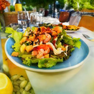 Salada César de Camarão