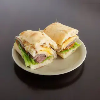 Prego em Pão com Bife de Perú