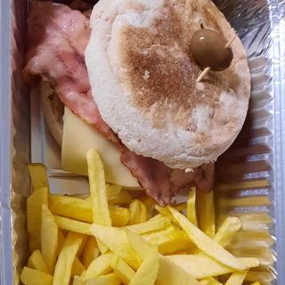 Hambúrguer de Picanha queijo, bacon, em bolo de caco e batata frita.