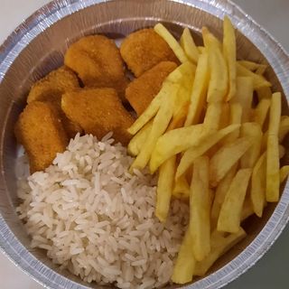 Nuggets com Batata Frita e arroz