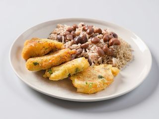 Pataniscas de Bacalhau com Arroz de Feijão