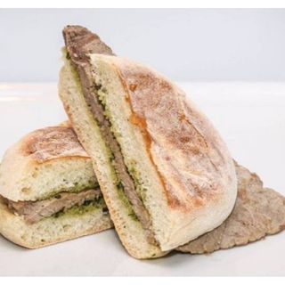 Bifana no Bolo do Caco Febra de porco no bolo do caco.