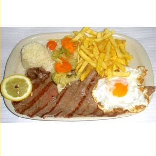 Bitoque Batata, arroz e ovo.