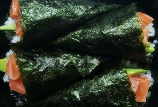 S16. Temaki de Salmão e Abacate