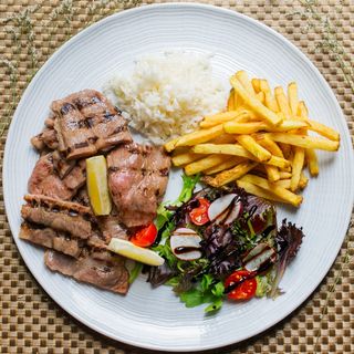 Plumas de Porco Preto com Arroz, Feijão Preto, Batata Frita e Salada