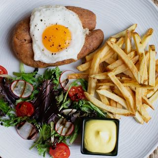 Alheira de Caça com Ovo, Batatas Fritas e Salada