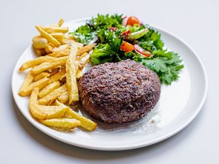 Hambúrguer de Alcatra com Batatas Fritas e Salada