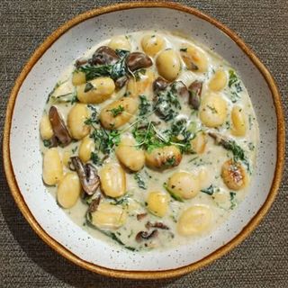 Gnocchi com Espinafres, Molho Roquefort e Cogumelos