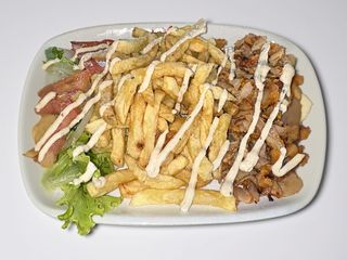 Kebab de frango no prato