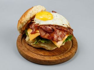 Hambúrguer de Bacon e Queijo com ovo