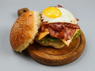 Hambúrguer Português com Queijo e bacon e Ovo Estrelado