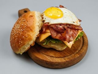 Hambúrguer Português com Queijo e bacon e Ovo Estrelado